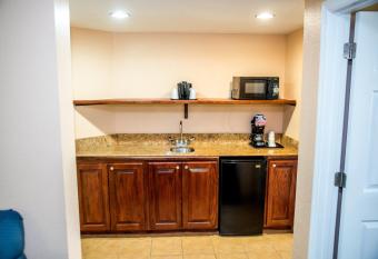 Holiday Inn Express & Suites Cocoa Beach has rooms with a private hot tub