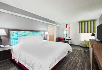 Hampton Inn Ellenton/Bradenton has rooms with a private hot tub