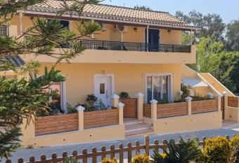 Helen Apartments & Studios has Balcony rooms