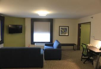 Holiday Inn Express Corydon has rooms with a private hot tub