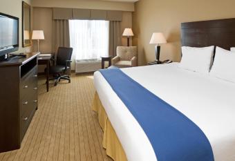Holiday Inn Express & Suites Ft Myers Easto The Forum has rooms with a private hot tub