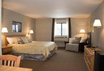 All Seasons Resort has rooms with a private hot tub