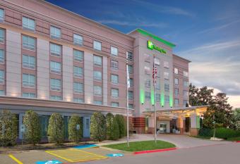 Holiday Inn Dallas-Fort Worth Airport South allows 18 year olds to book a room