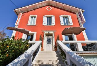 Hotel La Villa Florida allows 18 year olds to book a room