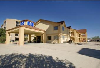 Americas Best Value Inn and Suites Houston/Northwest Brookhollow allows 18 year olds to book a room