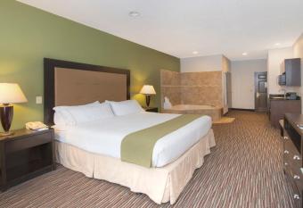 Holiday Inn Express & Suites Chicago-Deerfield/Lincolnshire By IHG has rooms with a private hot tub