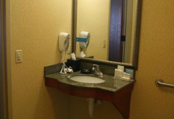 Hampton Inn & Suites Lino Lakes has rooms with a private hot tub