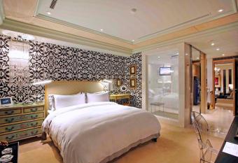 Hotel Eclat Taipei has rooms with a private hot tub