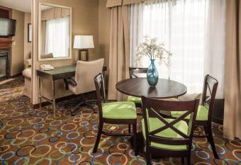 Holiday Inn Express & Suites Manchester-Airport has rooms with a private hot tub