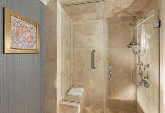 The Inn At Fox Hollow Hotel has rooms with a private hot tub