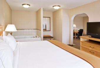 Holiday Inn Express & Suites Chesterfield - Selfridge Area has rooms with a private hot tub