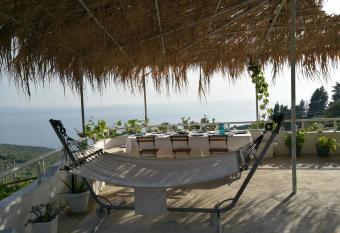 Piqeras Relax Guest House has Balcony rooms