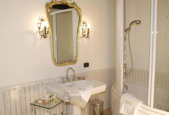 Hotel Locanda Dei Mai Intees has rooms with a private hot tub