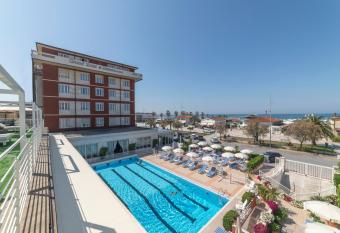 Grand Hotel & Riviera has Balcony rooms