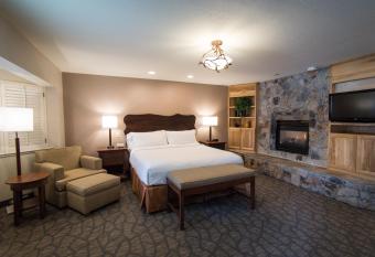 Holiday Inn Express South Lake Tahoe By IHG has rooms with a private hot tub