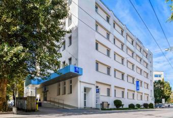 ibis budget Hotel Luzern City allows 18 year olds to book a room