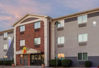 Super 8 by Wyndham Bedford DFW Airport West has rooms with a private hot tub