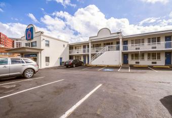 Motel 6-Washington, DC - Convention Center has Smoking rooms