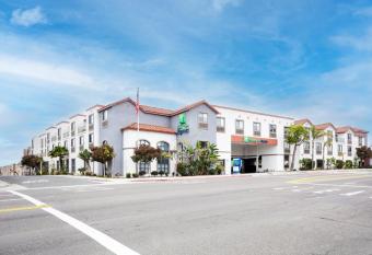 Holiday Inn Express & Suites Hermosa Beach allows 18 year olds to book a room