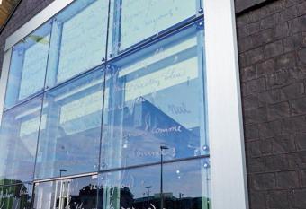 H  tel Le Dormeur du Val allows 18 year olds to book a room