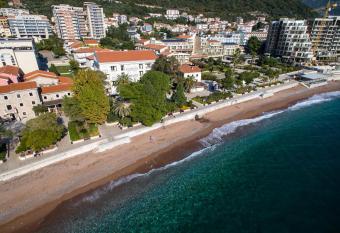 De Lux Apartments has Smoking/Balcony rooms