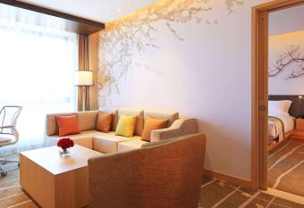 Hilton Garden Inn Xi an High-Tech Zone has rooms with a private hot tub