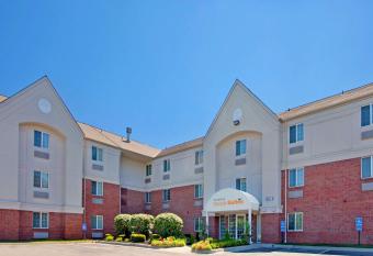 MainStay Suites Kansas City Overland Park allows 18 year olds to book a room