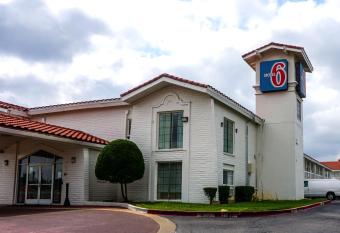 Motel 6 Euless DFW West has Smoking rooms