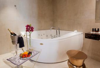 Hotel Palacete de Alamos has rooms with a private hot tub