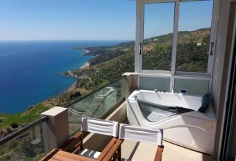 Akrotiri Panorama - luxury apartments with sea view has rooms with a private hot tub