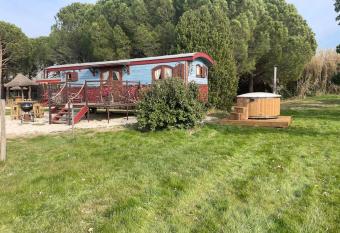 Le Pont Rouge Roulotte has Balcony rooms