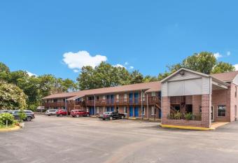 Rodeway Inn Bolivar has Smoking rooms