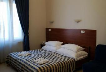 Budapest Panorama Central has rooms with a private hot tub