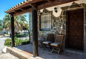 Complejo Vacacional Los Cortijillos-Solo adultos allows 18 year olds to book a room