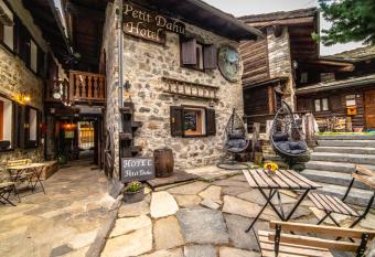 Hotel Petit Dahu - Chambres et Restaurant has Balcony rooms