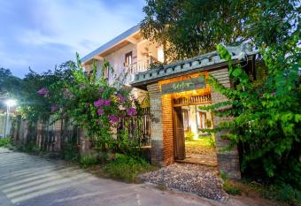An Bang Garden House has rooms with a private hot tub