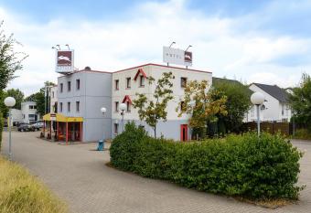 bon march   h  tel Bochum allows 18 year olds to book a room