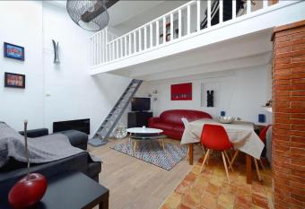 Appart Port Cassis Village Parking allows 18 year olds to book a room