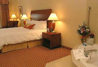 Hilton Garden Inn Victorville has rooms with a private hot tub