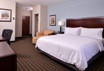 Holiday Inn Express & Suites Pittsburg By IHG has rooms with a private hot tub
