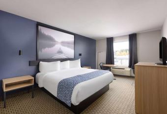 Super 8 by Wyndham St-Jerome allows 18 year olds to book a room