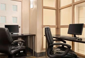 Travelodge by Wyndham Oshawa Whitby has rooms with a private hot tub