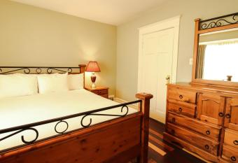 James Bay Inn Hotel, Suites & Cottage has Balcony rooms