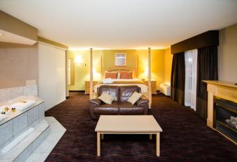 Best Western Plus Ottawa Kanata Hotel and Conference Centre has rooms with a private hot tub