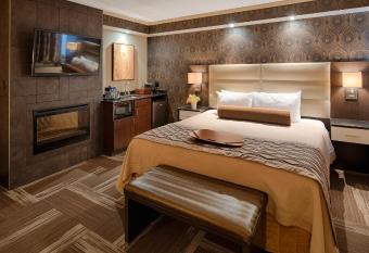 Best Western Premier Denham Inn & Suites has rooms with a private hot tub