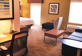 Holiday Inn Express & Suites Surrey By IHG has rooms with a private hot tub
