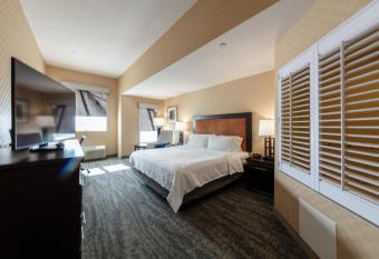 Holiday Inn Express & Suites Riverport Richmond By IHG has rooms with a private hot tub