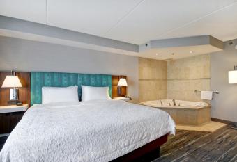 Hampton Inn & Suites by Hilton Guelph has rooms with a private hot tub