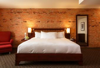 Hotel Nelligan has rooms with a private hot tub