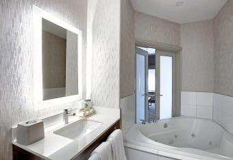 Holiday Inn Express & Suites Airport-Calgary By IHG has rooms with a private hot tub